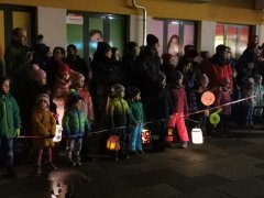 Leuchtende Laternen und Augen bei Sankt-Martins-Aufführung am Bruno-Danzer-Platz