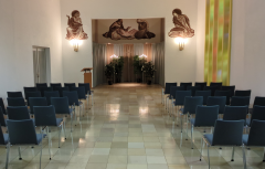 Friedhof Karlsfeld: Neue Stühle in der Aussegnungshalle