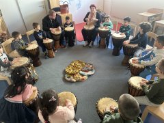Afrikanische Klänge beim Trommelworkshop im BRK-Kinderhaus „Schatzinsel“