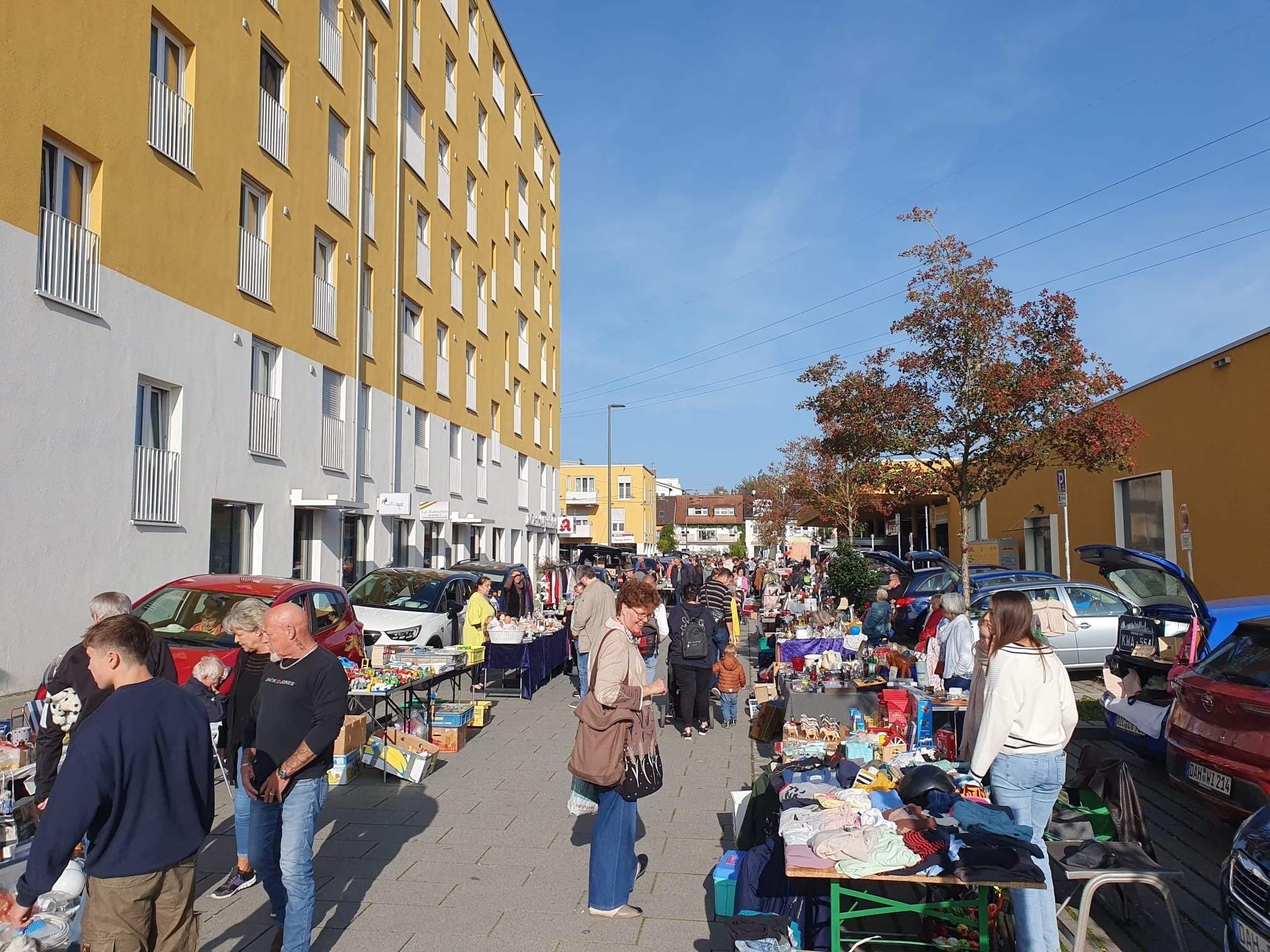 Karlsfelder Marktsonntag mit Flohmarkt