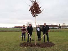 Acht neue Bäume für das Naherholungsgebiet Waldschwaigsee